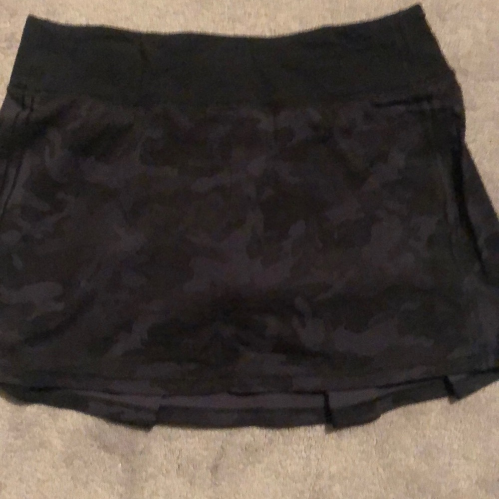 Lululemon Size 6 Tall Black Camo Skirt